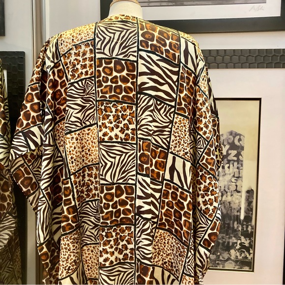 Vintage animal print kimono with v neck and original buttons - Picture 9 of 10